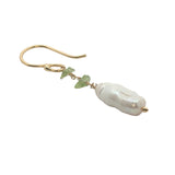 Boucles d'oreilles pendantes dorées perle de culture longue et peridot