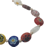 Collier doré perles colorées avec fleurs dessus et noeuds blancs 75 cm