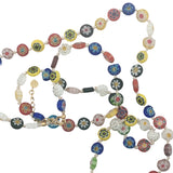 Collier doré perles colorées avec fleurs dessus et noeuds blancs 75 cm