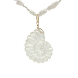 Collier doré perles de culture et noeuds blancs escargot en quartz citron 50 cm