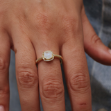 Bague solitaire dorée zircons et pierre carrée