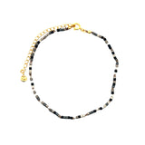 Chaine de cheville dorée et perles noires et argentées