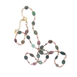 Collier doré alternance de tourmaline, perles dorées et noeuds roses 50 cm