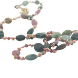 Collier doré alternance de tourmaline, perles dorées et noeuds roses 50 cm