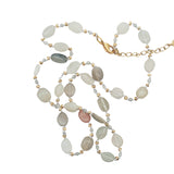 Collier doré alternance pierre de lune, labradorite, perle dorées et noeuds blancs 50 cm