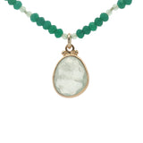 Collier doré en onyx verte, prehnite et boules dorées 42 cm