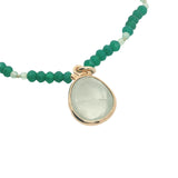 Collier doré en onyx verte, prehnite et boules dorées 42 cm