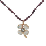 Collier doré grenat avec trèfle en coquillage et zircon  60 cm