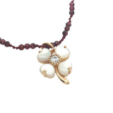 Collier doré grenat avec trèfle en coquillage et zircon  60 cm