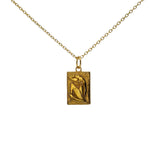 Collier doré plaque femme assise
