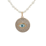 Collier doré médaille en zircons avec oeil nacre perles de culture 50 cm