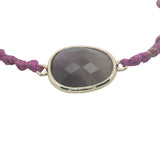 Bracelet cordon violet avec améthyste ovale cerclée de doré