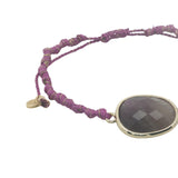 Bracelet cordon violet avec améthyste ovale cerclée de doré