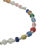 Collier doré avec perles colorées et noeuds blancs 75 cm