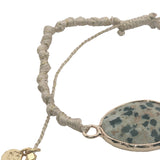 Bracelet cordon beige avec jaspe dalmatien cerclé de doré