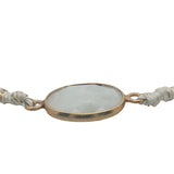 Bracelet cordon crème avec pierre de lune ovale cerclée de doré