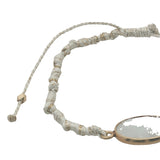 Bracelet cordon crème avec pierre de lune ovale cerclée de doré