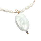 Collier doré nacre blanche, iolite et perles de culture 60 cm