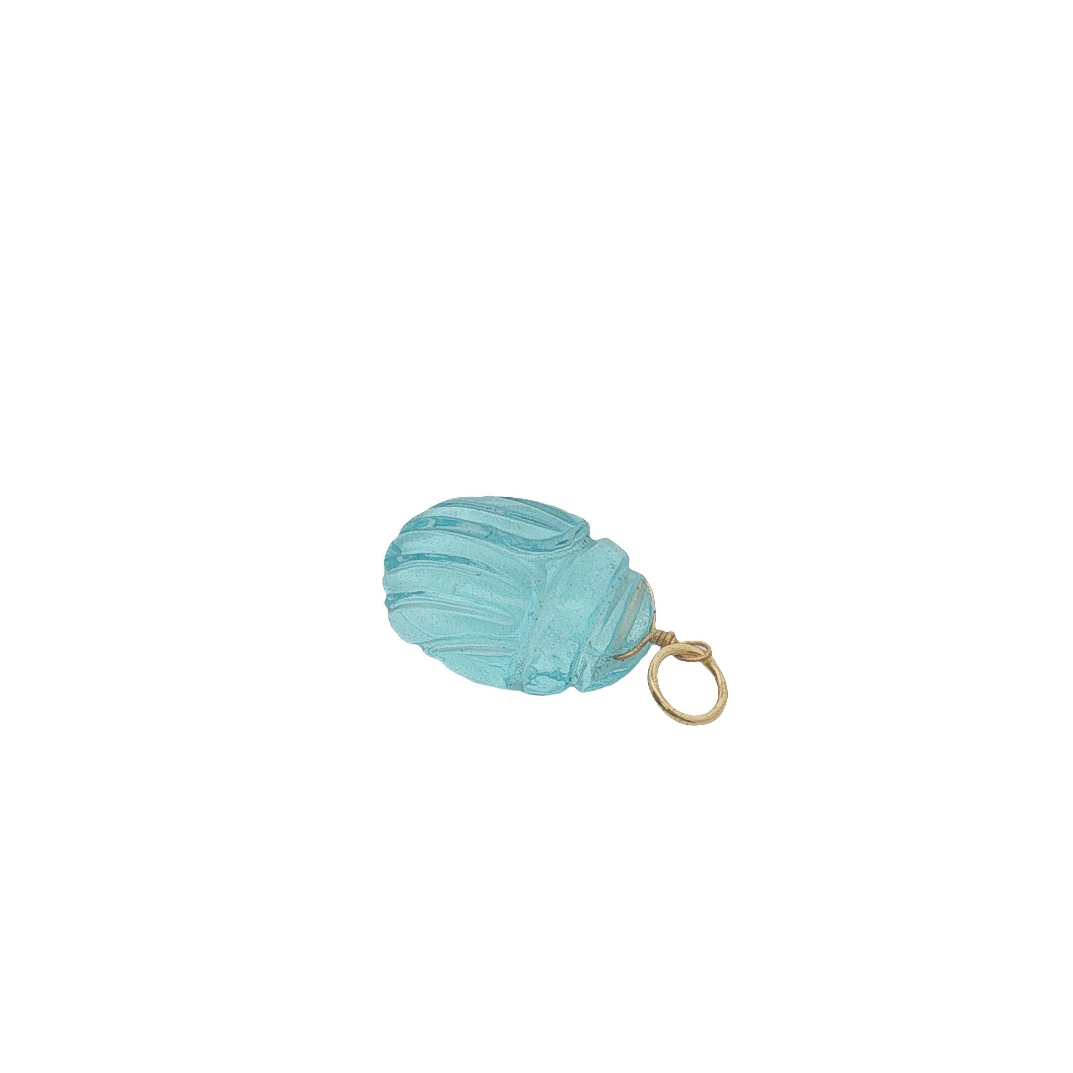 Charms doré scarabée taillé dans de la topaze bleue
