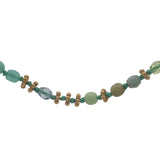 Collier doré perles vert d'eau, couronnes dorées et noeuds verts 42 cm