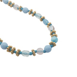 Collier doré perles bleu ciel et blanches, couronnes dorées et noeuds bleu jeans 42 cm
