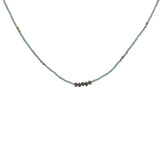 Collier doré apatite avec petites perles et coupoles dorées 42 cm