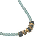 Collier doré apatite avec petites perles et coupoles dorées 42 cm