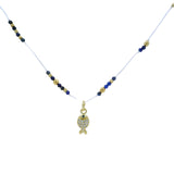 Collier doré fil blanc, lapis facettées et pendentif poisson 42cm