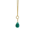 Collier doré petite goutte emeraude facettée