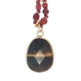Collier doré mix perles rouges oeil de tigre ovale 60 cm