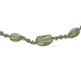 Collier doré péridot, quartz fumé, perles dorées et noeuds verts 75 cm