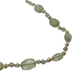 Collier doré péridot, quartz fumé, perles dorées et noeuds verts 75 cm