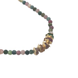 Collier doré tourmaline avec petites perles et coupoles dorées 42 cm
