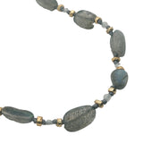 Collier doré labradorite, pierre de lune, perles dorées et noeud gris 75 cm