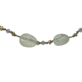 Collier doré prehnite, améthyste, perles dorées et noeuds verts