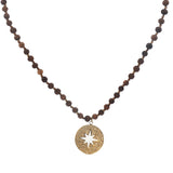 Collier médaillon doré zircons étoile des vents perles bois marron 90 cm