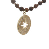 Collier médaillon doré zircons étoile des vents perles bois marron 90 cm