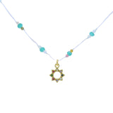 Collier doré fil blanc onyx verte facettées et pendentif soleil 38cm