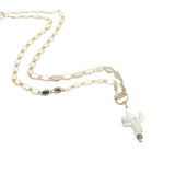 Collier doré croix en nacre blanche et petite tourmaline 38 cm