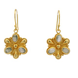 Boucles d'oreilles fleur dorée et pétales en labradorite