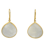 Boucles d'oreilles dorées en pierre de lune sertis clos
