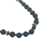 Collier doré perles noires, couronnes dorées et noeuds noirs 64 cm