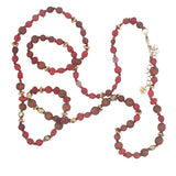 Collier doré perles rouges, en bois, couronnes dorées et noeuds rouges 64 cm
