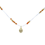 Collier doré fil blanc onyx rouge facettées et cadenas coeur 42cm
