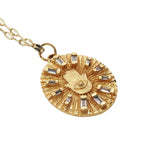 Collier doré médaille avec main de fatma et zircons baguette 50 cm