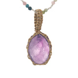 Collier doré tourmaline Johri Bazaar en améthyste et fil doré 60 cm