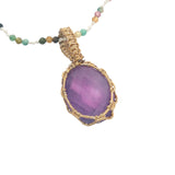 Collier doré tourmaline Johri Bazaar en améthyste et fil doré 60 cm