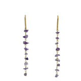 Boucles d'oreilles dorées pendantes avec améthyste taillée brut
