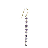 Boucles d'oreilles dorées pendantes avec améthyste taillée brut