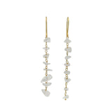 Boucles d'oreilles dorées pendantes avec quartz rose taillée brut